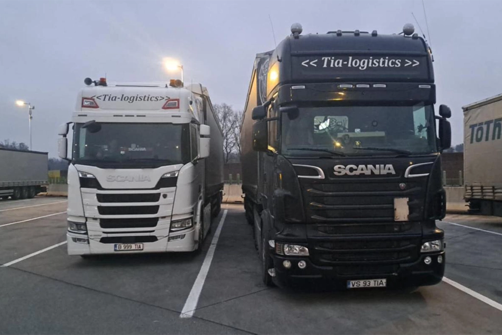 o parte din flota de camioane a firmei Tia Logistics