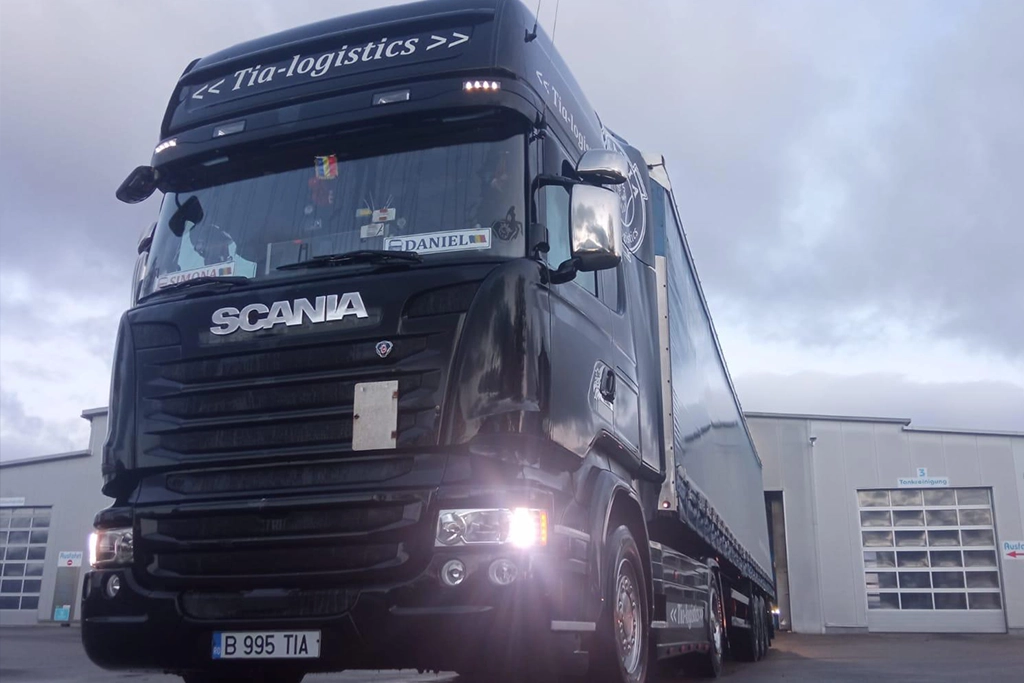 camion Scania si semiremorca cu prelata