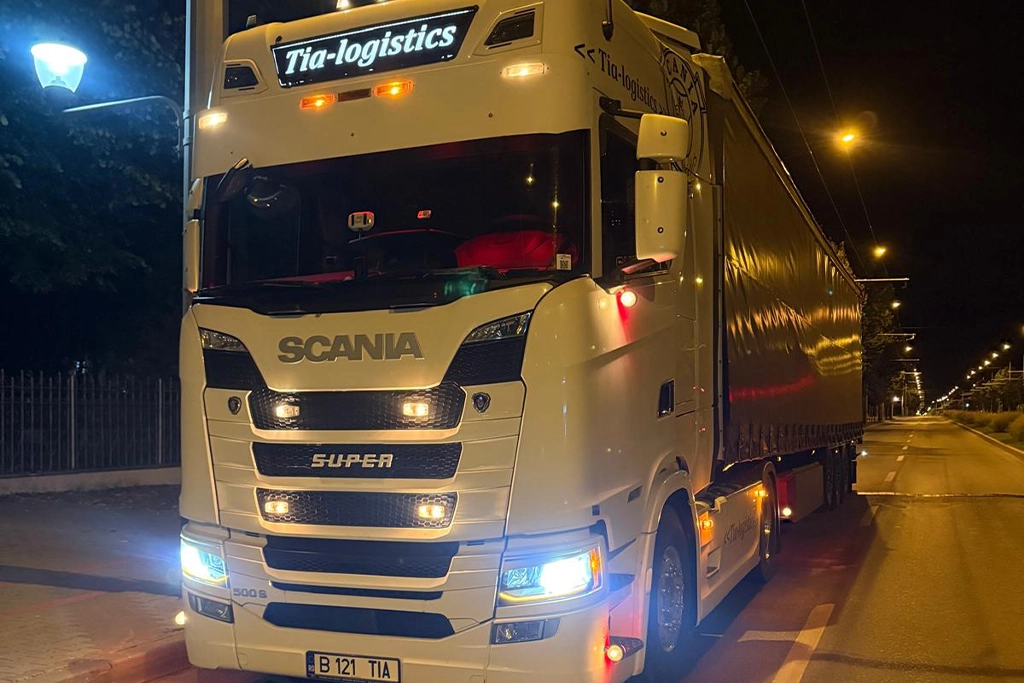 camion Scania fotografia in noapte cu luminile aprinse