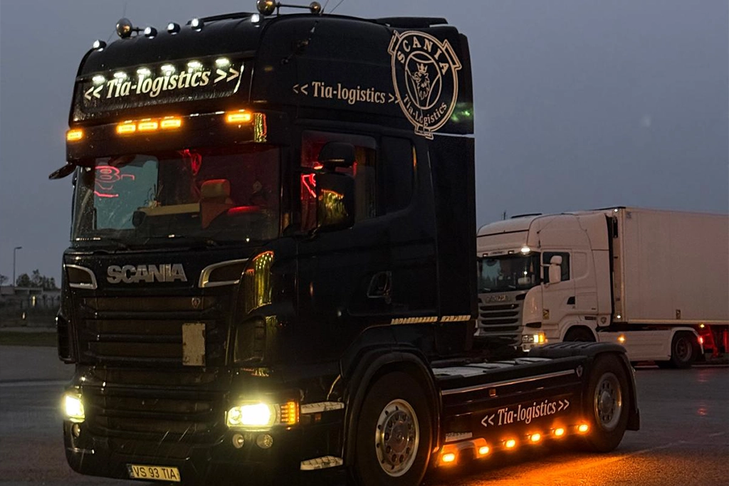 camioan Scania cu luminile aprinse, fotografia in noapte