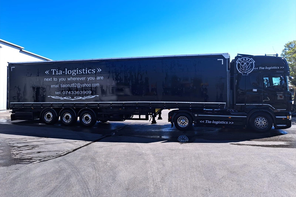 ansamblu cap tractor si semiremorca a companiei Tia Logistics